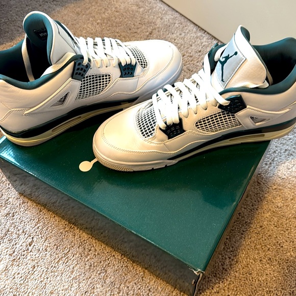 Jordan 4 Retro Like New! - Picture 3 of 6